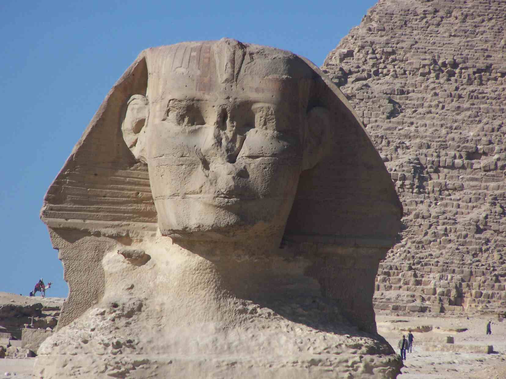 Le Sphinx symbolise la puissance du lion( corps) et l'esprit et l'intelligence du Pharaon (tte)